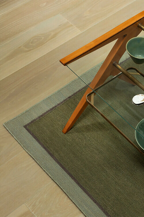 PLAIN-WITH-BORDER_LAGOON_SANDS-OF-TIME_HAND-SPUN-HEMP_VANDERHURD_LIFESTYLE_PHOTO_OSKAR-PROCTOR_DigitalRes-500