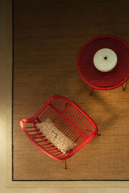 PLAIN-WITH-BORDER_SANDSTONE_HAND-SPUN-HEMP_VANDERHURD_LIFESTYLE_PHOTO-03_OSKAR-PROCTOR_DigitalRes-500