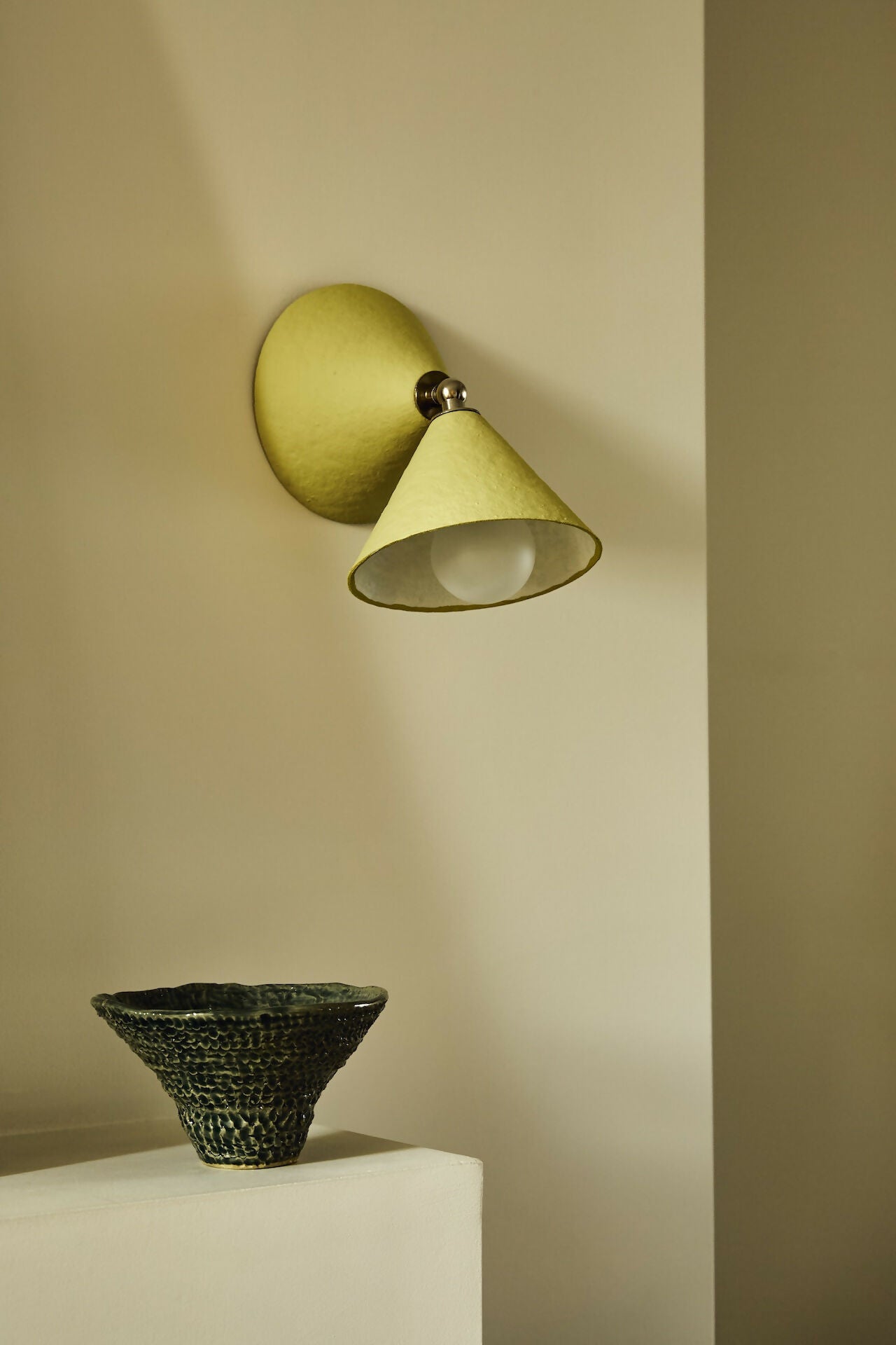 UVROH014_Rotor_Wall_Light_Hardwired_Lichen_Lifestyle_2